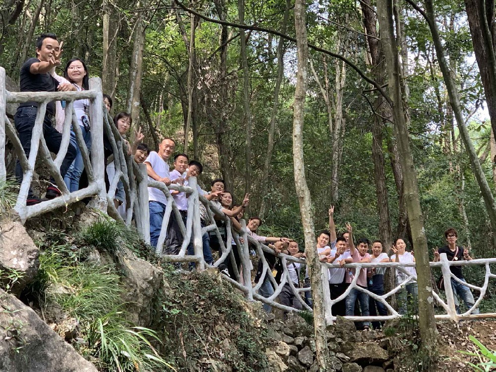 佰诺客员工登山励志.jpg
