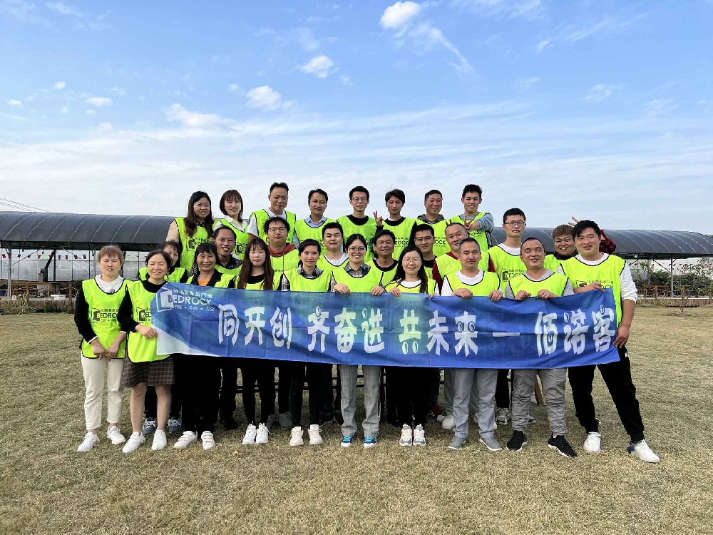 拓展活动齐心协力,永创佳绩.jpg