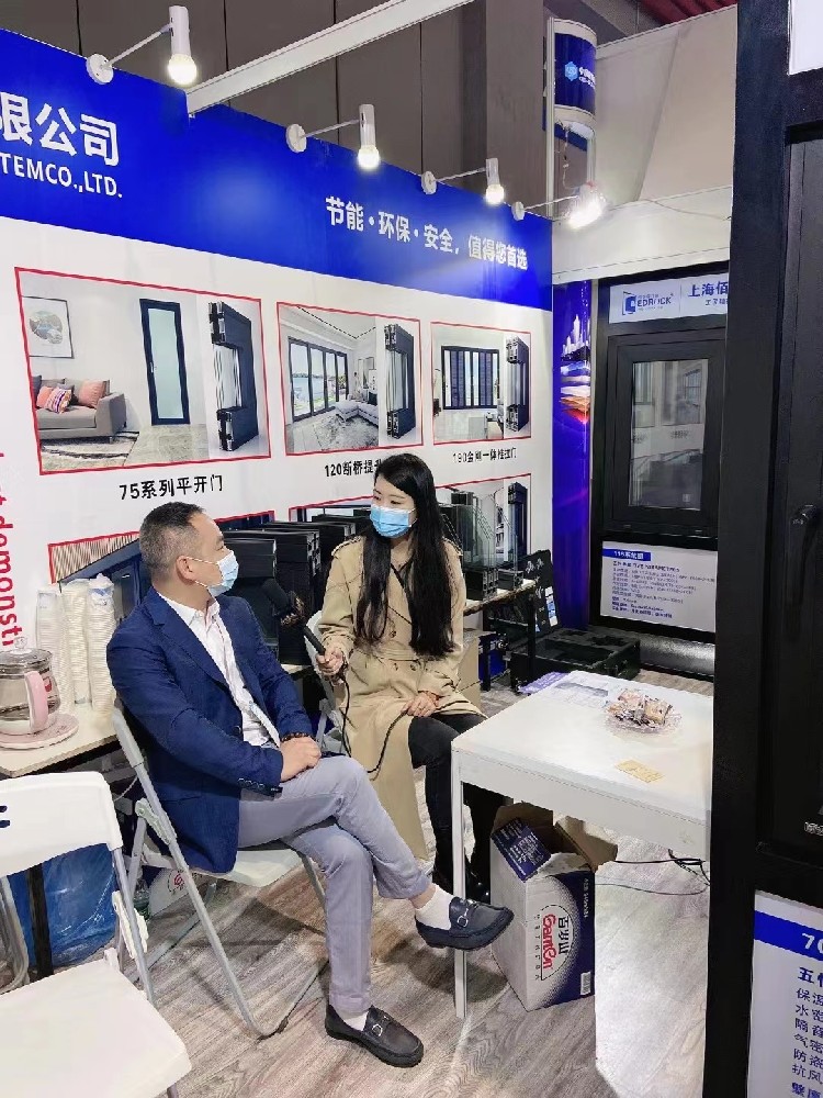蔡总接受记者采访